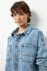 Sobrecamisa negra de algodón, de manga larga y corte unisex, con botones veteados.