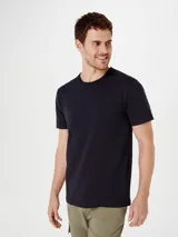 Camiseta celeste de corte slim, cuello redondo y manga corta.