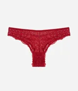 Bombacha tipo bikini confeccionada en encaje floral rojo, con detalles de tachas metálicas en la cintura y panel superior liso. Cuenta con laterales medios y transparencia delicada.