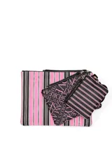 Set de tres estuches modulares de diferentes tamaños fabricados en cuero sintético, con diseño combinado de rayas verticales en rosado, blanco y negro, y estampado tipográfico. Incluye herrajes metálicos dorados y correa de muñeca extraíble.