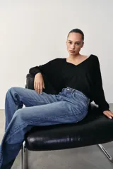 Jeans de tiro alto, pernera recta y larga, estilo clásico con cinco bolsillos, cierre frontal con cremallera y botón metálico.