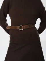 Cinturón de cuero marrón con hebilla circular metálica en tono dorado. Diseño versátil y ajustable, ideal para complementar diversos estilos.