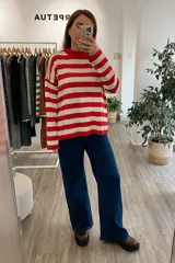 Sweater tejido a rayas horizontales rojas y blancas, de manga larga y cuello alto. Diseñado y hecho en Uruguay.