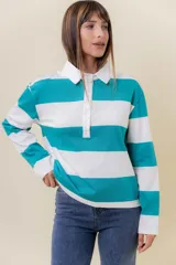 Sweater liviano de estilo rugby con diseño de rayas anchas horizontales en color blanco y verde agua. Presenta cuello polo con cartera de botones, mangas largas y un calce relajado de terminación recta.