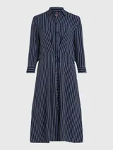 Vestido camisero midi azul marino con rayas verticales blancas, cuello camisero, cierre frontal con botones, mangas largas con puños abotonados y cinturón de lazo a juego.