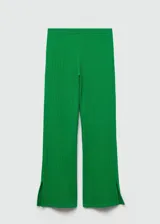 Pantalon de crochet color verde, de corte recto y largo, con cintura elástica y aberturas laterales en el bajo.