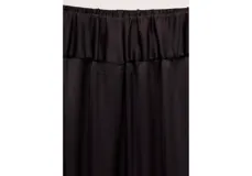 Pantalón de vestir color marrón oscuro, de corte recto y holgado, con tiro medio y diseño clásico de pernera ancha.