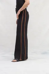 Pantalón marrón de lino, corte jeanero, con bolsillos plaque traseros y cintas laterales a contratono.