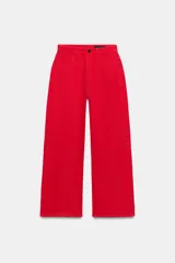 Jeans de tiro alto y estilo relaxed fit con pernera wide leg, color rojo, de la colección ZW de Zara. Presenta diseño de cinco bolsillos, trabillas en la cintura y cierre frontal con botón y cremallera.