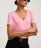 Blusa básica de manga corta con cuello en V, confeccionada en tejido de viscosa con elastano. Presenta un diseño liso y corte ajustado.