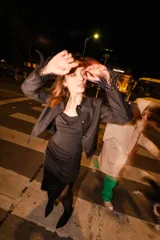 Blazer negro de corte entallado con solapas de muesca y cierre frontal con botones.