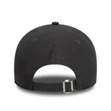 Gorra New Era gris oscuro con el logo de Los Angeles Lakers bordado en el frente. Tiene visera curva con borde blanco, corona estructurada y cierre ajustable en la parte posterior.