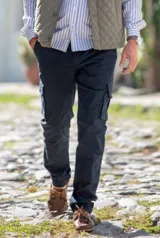Pantalón cargo de corte recto y color azul marino, con bolsillos laterales en las piernas y trabillas para cinturón.