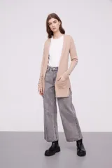 Saco tipo cárdigan abierto de tejido de punto, con mangas largas y bolsillos frontales aplicados.