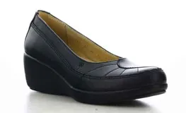 Zapato de mujer tipo mocasín con plataforma de cuña, color negro, confeccionado en cuero con costuras decorativas en la puntera.