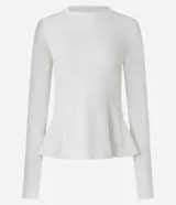 Blusa de manga larga en punto roma color blanco, con cuello redondo y diseño peplum que presenta nesgas laterales para un ruedo amplio y estructurado.
