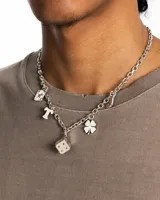 Collar plateado de eslabones con cierre de pinza de langosta y dijes colgantes con forma de trébol de cuatro hojas, dados, cartas, letra J y letra T.