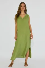 Vestido largo color verde oliva, sin mangas, con escote en V y aberturas laterales en el ruedo.