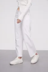 Pantalon jean de corte recto y calce medio, con costuras a la vista y cierre frontal con botón y cremallera.