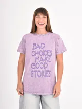 Remera de algodón con efecto acid wash en color gris oscuro, de corte holgado y manga corta. Presenta una estampa fotográfica en blanco y negro en el frente con la frase 'BLIND LOVE'.