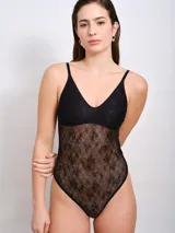 Body negro de encaje con espalda abierta y breteles regulables.