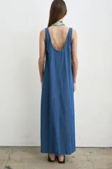 Vestido largo a rayas verdes y blancas, con escote redondo, sin mangas y aberturas laterales.