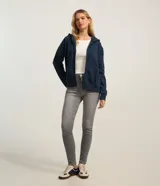 Pantalón skinny de cintura alta confeccionado en denim negro con elastano, con cierre de botón y cremallera, trabillas para cinturón y bolsillos funcionales en la parte delantera y trasera.