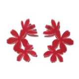 Aros colgantes con forma de triple flor de jazmín color rojo.