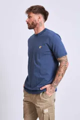 Remera azul marino de algodón con cuello redondo y manga corta. Presenta un pequeño bordado de un pájaro en el área del pecho.