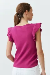 Top de punto canalé color fucsia, con cuello redondo y mangas cortas con volados decorativos en los hombros.