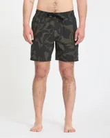 Short de baño Volcom modelo Abg Psyche Cotton Trunk 17, color verde militar con estampado estilo camuflado con motivos florales, cintura elástica con cordón ajustable negro y un parche redondo con logo en el dobladillo inferior.