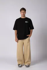 Jean baggy de corte amplio y relajado, color celeste claro, con diseño de pierna ancha y estilo urbano.