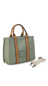 Cartera estructurada de eco-cuero color verde militar con detalles en tostado, asas de mano y correa larga desmontable y regulable. Cuenta con parche frontal con logo grabado de la marca Lincoln's.