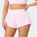 Short deportivo Fabletics modelo Sunchaser, color rosado, de tiro alto con cintura de punto y short interior ajustado.