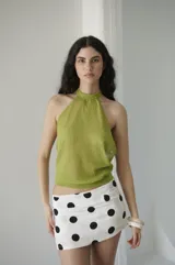 Minifalda blanca con lunares negros, forro interior y cierre lateral. De tiro medio/bajo.