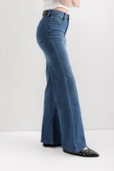 Pantalón de jean azul de corte acampanado, tiro alto y cinco bolsillos.