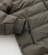 Campera puffer deportiva Get Over, color negro, con diseño sin costuras, cierre frontal por cremallera y capucha con cordón ajustable. Presenta puños elásticos y diseño acolchado.
