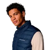 Chaleco acolchado de diseño técnico, color azul marino, con cierre frontal completo, cuello alto y bolsillos laterales con cierre. Presenta tecnología reflectante térmica y acabado resistente al agua.