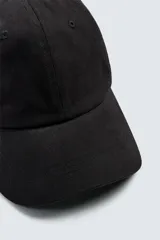 Gorra de seis paneles confeccionada en tejido de algodón con ajuste posterior.