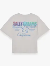 Remera boxy blanca de manga corta, con cuello redondo y estampa minimalista en el pecho, de corte relajado.