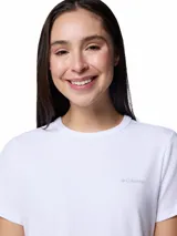 Remera de manga corta Columbia, color blanco, con cuello redondo y logo de la marca estampado en el pecho. Confeccionada con tecnología Omni-Wick para absorción de humedad y protección solar Omni-Shade.