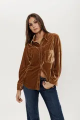 Camisa marrón de terciopelo con corte estilo jean, bolsillo en la parte delantera y botones símil metal color oro viejo.
