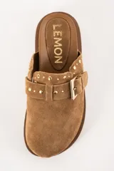 Zueco marrón de gamuza con tachas doradas.