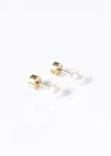 Par de caravanas doradas con perlas blancas sintéticas.