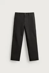 Pantalón chino regular fit de color negro, confeccionado en tejido de algodón. Cuenta con bolsillos frontales, detalle de bolsillo cerillero, bolsillos traseros de doble vivo y cierre frontal con cremallera y botón.