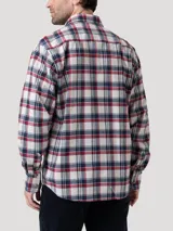 Camisa de manga larga para hombre, con estampado de tartán en tonos blanco, rojo y azul marino. Presenta cuello clásico, cierre frontal abotonado y un bolsillo en el pecho con el logo de la marca bordado.