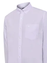 Camisa de manga larga RKF en color lila con microestampado a cuadros. Presenta cuello americano abotonado, bolsillo frontal con logo bordado y puños ajustables con detalle decorativo. Confeccionada en algodón con acabado resistente a las arrugas.