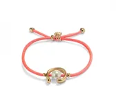 Pulsera de hilo fucsia con perla shell y fornitura bañada en oro de 18k.