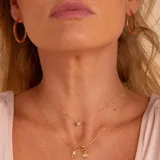 Aros tipo argolla con diseño ovalado, fabricados en oro 9k con acabado pulido.