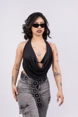 Top negro con escote drapeado tipo halter y espalda descubierta.